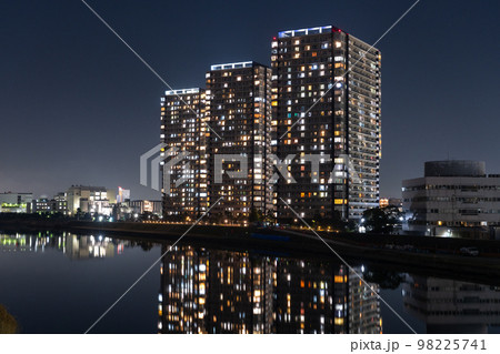《神奈川県》多摩川沿いのタワーマンションの夜景・川崎市 98225741