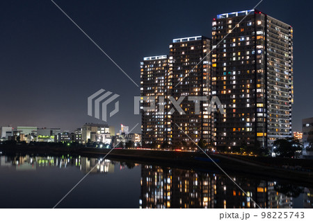 《神奈川県》多摩川沿いのタワーマンションの夜景・川崎市 《神奈川県》多摩川沿いのタワーマンションの夜景・川崎市 98225743