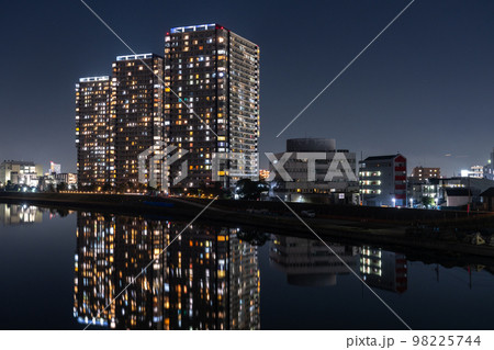 《神奈川県》多摩川沿いのタワーマンションの夜景・川崎市 《神奈川県》多摩川沿いのタワーマンションの夜景・川崎市 98225744