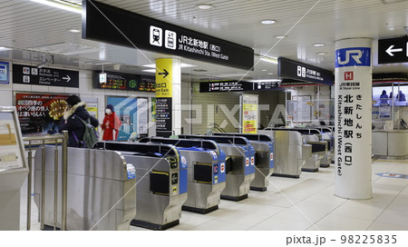 JR東西線の北新地駅、西口 98225835