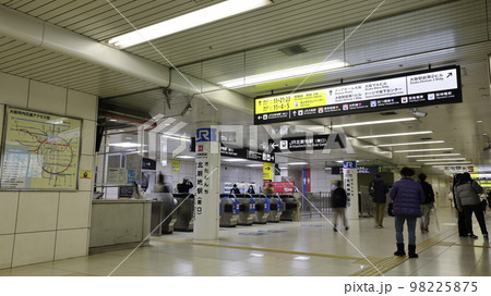 JR東西線の北新地駅、東口 98225875