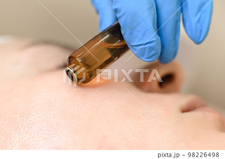 Moisturizing the face with the help of vitamin C, the drug is poured onto the face from the ampoule. 98226498