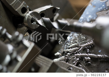 旋盤で穴あけ加工 98228137