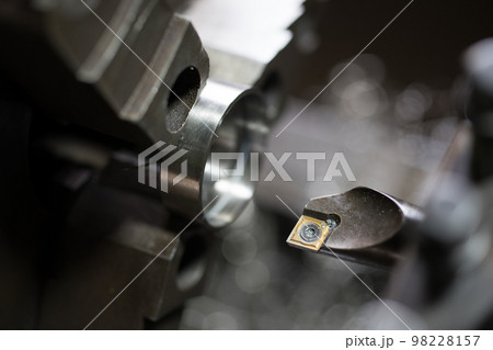 旋盤で内径を切削加工 98228157