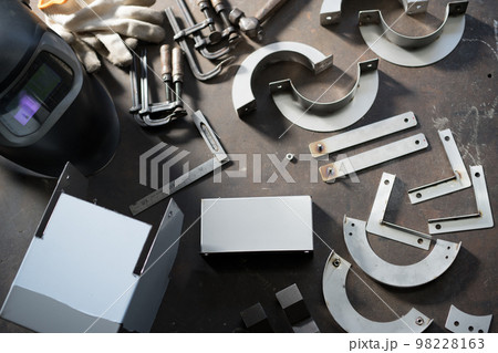 ステンレス材料を溶接作業 98228163