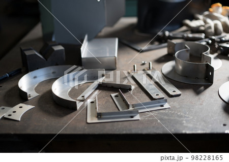 ステンレス材料を溶接作業 98228165