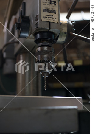 タッピングボール盤でネジ切り加工 98228243