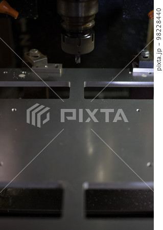 マシニングセンターでアルミの材料を切削加工 98228440