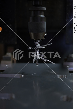 マシニングセンターでアルミの材料を切削加工 98228442