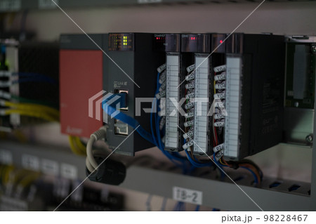 配電盤の中に取り付けた制御機器 98228467