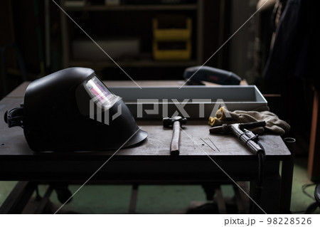 曲げた材料を溶接 98228526