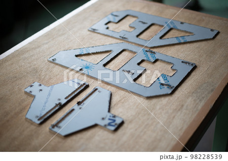 レーザー加工した部品 レーザー加工した部品 98228539