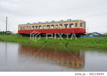 小湊鉄道 キハ200 水鏡 小湊鉄道 キハ200 水鏡 98228684