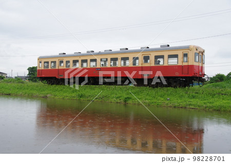 小湊鉄道 キハ200 水鏡 小湊鉄道 キハ200 水鏡 98228701