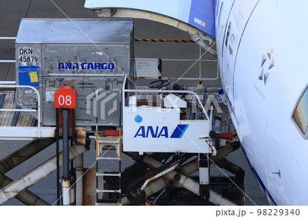 貨物を積み込む旅客機　 98229340
