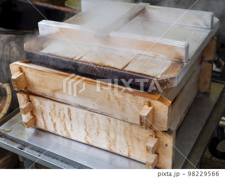 蒸気が吹き出るせいろ 98229566