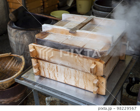 蒸気が吹き出るせいろ 蒸気が吹き出るせいろ 98229567