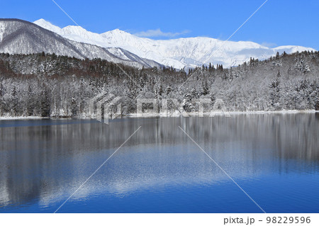 冬の青木湖と白馬三山 98229596