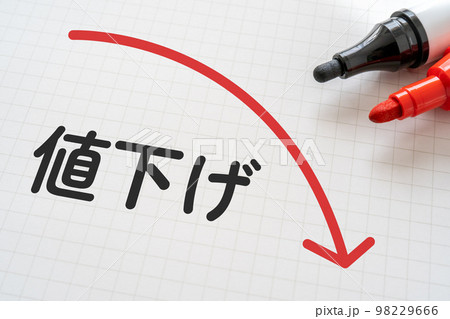 値下げと書かれたノートとマーカー 98229666