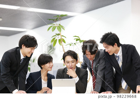 打ち合わせ_あごに手を当てPCを見る管理職とビジネスパーソン_3 98229668