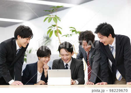 打ち合わせ_PCを見て喜ぶ管理職とビジネスパーソン4人_2 98229670