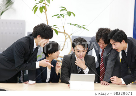 目を丸くして驚く管理職と問い掛けるビジネスウーマン_1 98229671