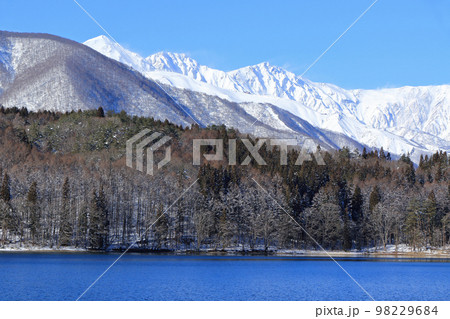 冬の青木湖と白馬三山 98229684
