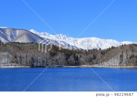 冬の青木湖と白馬三山 98229687