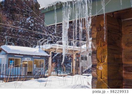 【簗場駅】待合所と氷柱【大糸線】 98229933