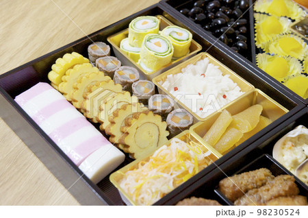 新年のおせち料理 新年のおせち料理 98230524