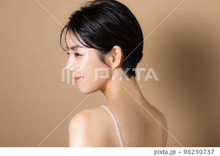 ショートヘアの女性 ショートヘアの女性 98230737