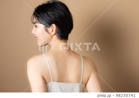 ショートヘアの女性　 98230741