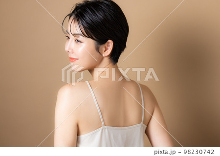 ショートヘアの女性　 98230742