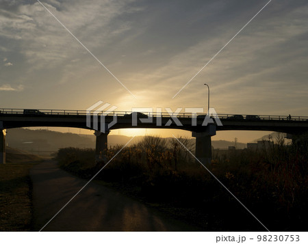 朝日が照らす早朝の通勤風景 98230753