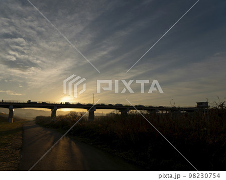 朝日が照らす早朝の通勤風景 98230754