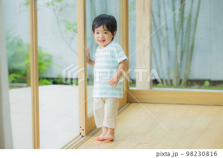 リビングのファミリー 98230816