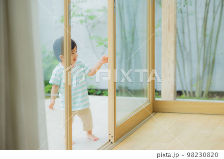 リビングのファミリー 98230820