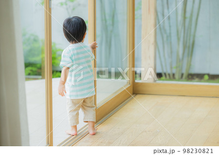 リビングのファミリー 98230821