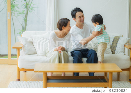 リビングのファミリー 98230824