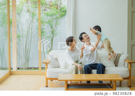 リビングのファミリー リビングのファミリー 98230828