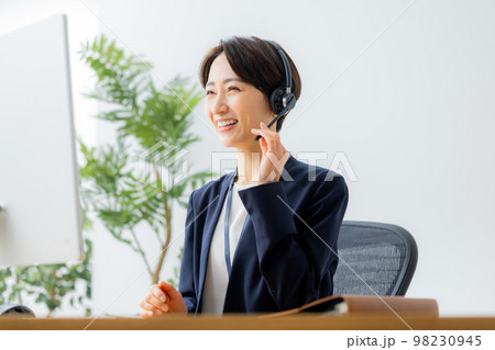 オペレーターの女性 98230945