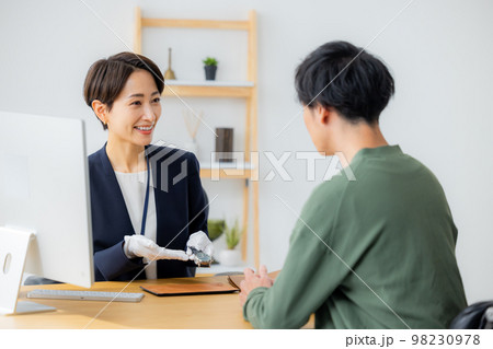 腕時計を査定する女性 腕時計を査定する女性 98230978