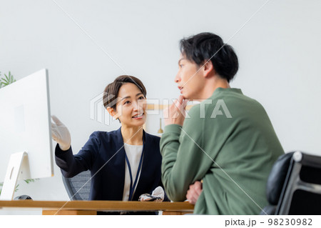 腕時計を査定する女性 98230982