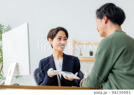 腕時計を査定する女性 腕時計を査定する女性 98230983