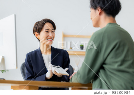 腕時計を査定する女性 98230984