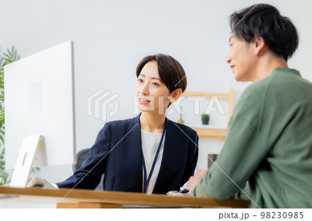 腕時計を査定する女性 腕時計を査定する女性 98230985