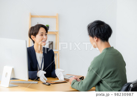 腕時計を査定する女性 腕時計を査定する女性 98230987