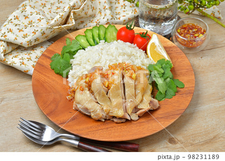 タイ料理、エスニック料理の「カオマンガイ」「鶏飯」「蒸し鶏のご飯」「チキンライス」「炊飯器レシピ」。 98231189
