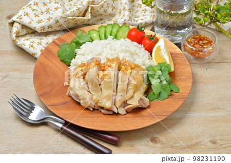 タイ料理、エスニック料理の「カオマンガイ」「鶏飯」「蒸し鶏のご飯」「チキンライス」「炊飯器レシピ」。 98231190