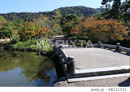 東山の山裾にあって開放的な円山公園 98231332